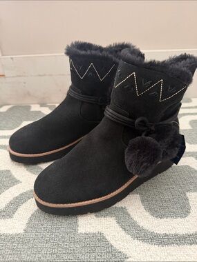 NEW Jack Rogers women’s 5 or big girls 3-3.5 black suede faux fur pompom boots